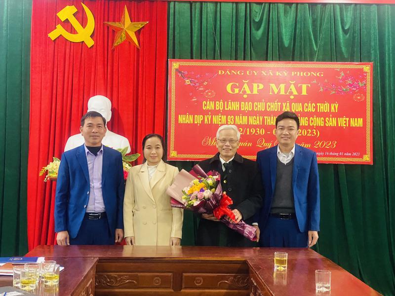 Đảng bộ xã Kỳ Phong tổ chức Gặp mặt Cán bộ Lãnh đạo chủ chốt xã qua các thời kỳ nhân kỷ niệm 93 năm ngày thành lập Đảng cộng sản Việt Nam (3/2/1930 - 3/2/2023) Mừng Xuân Quý Mão 2023.